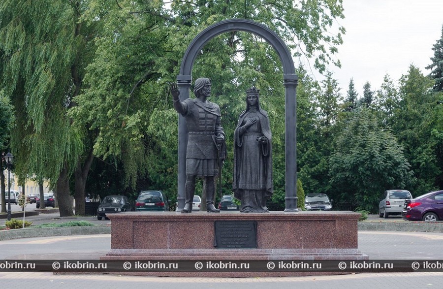 Памятник основателям Кобрина 