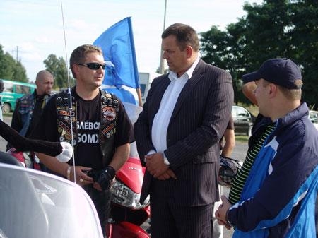Председатель райисполкома Василий Огиевич общается с байкерами